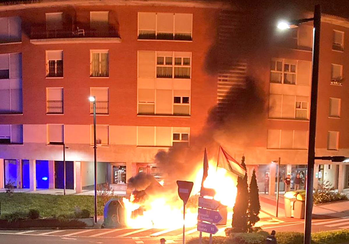 Detienen a una persona por quemar contenedores en Zizurkil