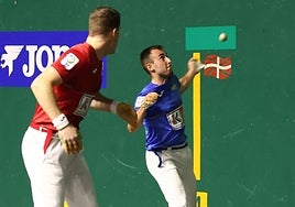 Bakaikoa ejecuta un gancho en su partido ante Artola de Alegia.