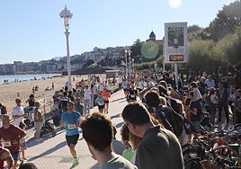 Corredores en El Cross de las Tres Playas de 2024