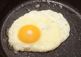 El truco profesional para evitar que los huevos se peguen a la sartén: no es ni agua ni aceite