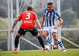 Karrikaburu encara a Juan Cruz durante el amistoso celebrado este jueves a puerta cerrada en Zubieta