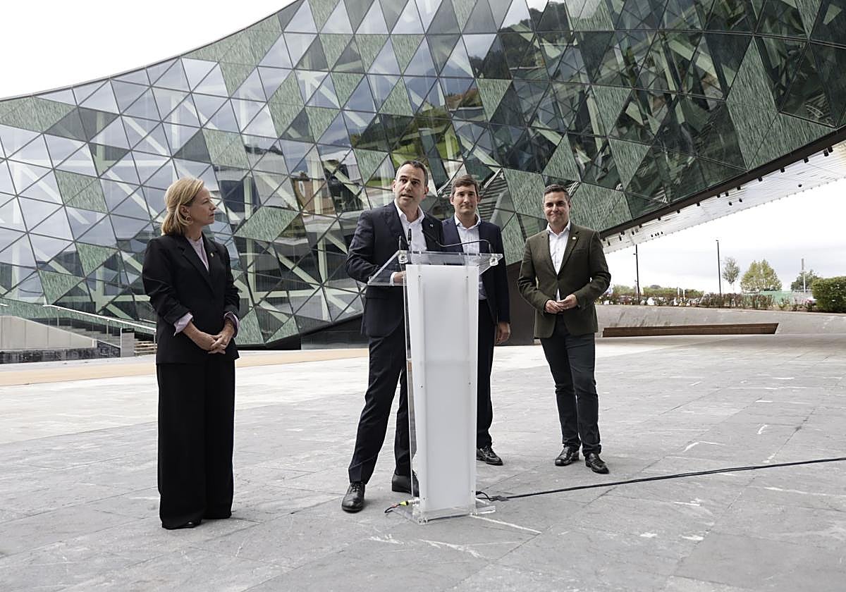 Oier Lizarazu, director general de Orona, se dirige a los medios de comunicación este jueves en el exterior de la sede de Orona acompañado por la diputada general de Gipuzkoa., Eider Mendoza, y el consejero de Industria del Gobierno Vasco, Mikel Jauregi.