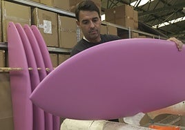 Hodei Collazo, en el taller de Oirtzun donde Pukas confecciona las tablas de surf de la colección de 50 años de Zara.