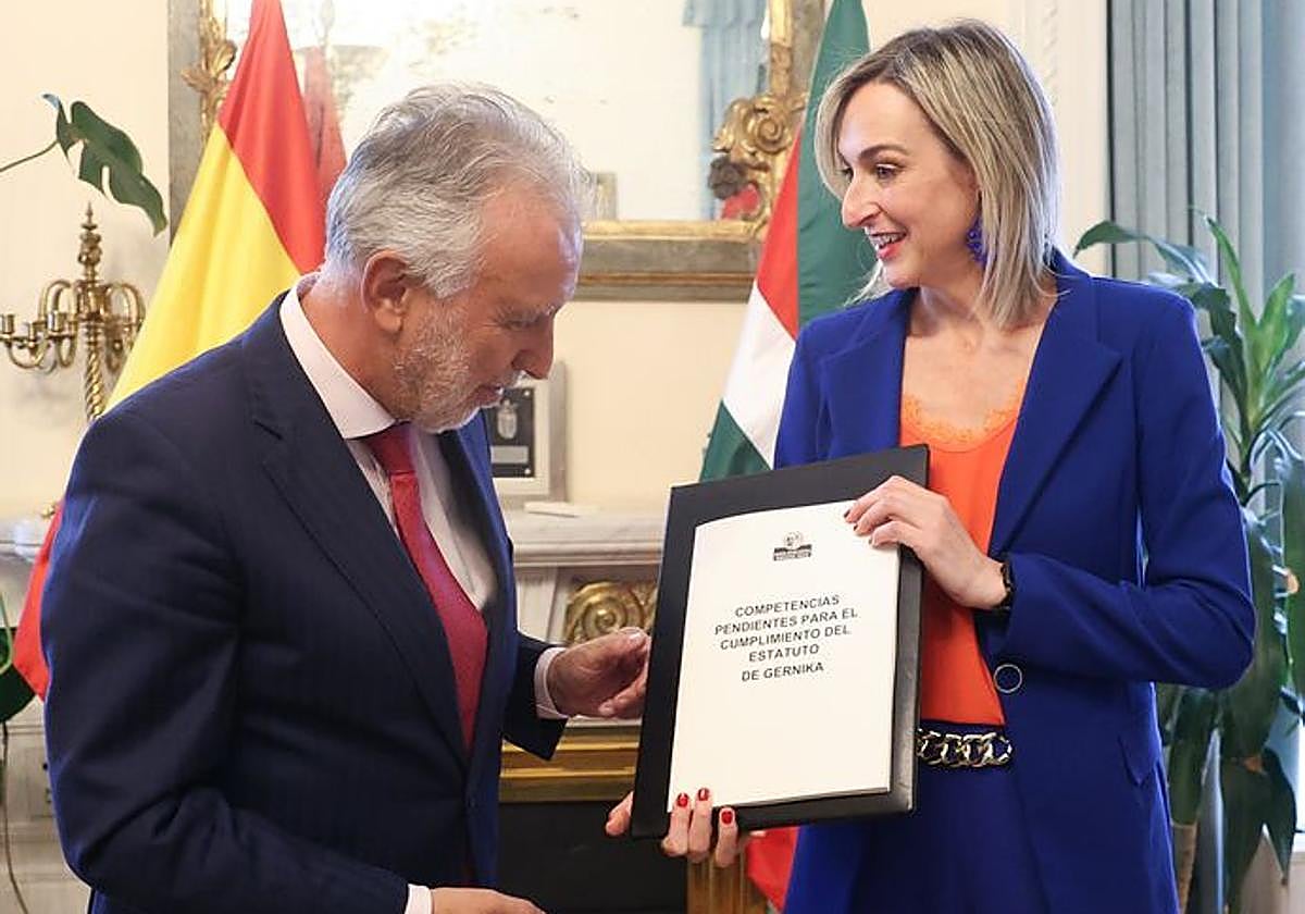 Ubarretxena entregó ayer al ministro Ángel Víctor Torres todos los informes pertinentes a las transferencias pendientes que el Gobierno Vasco ha incluido y reunido en 10 documentos