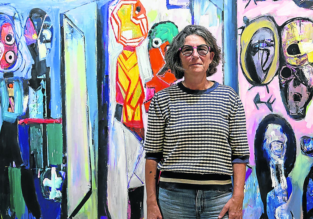 Usoa Zumeta, junto a un óleo de su padre en el local de La Zurriola.