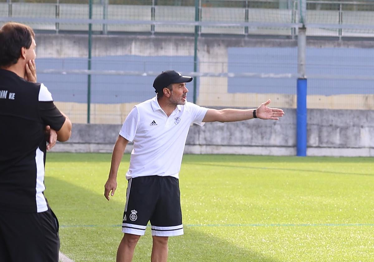 Ramsés Gil hace una indicación en el banquillo de Gal.