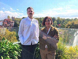 Vicent Schier eta Irene Larraza, Etxepare Euskal Institutuko zuzendaria.