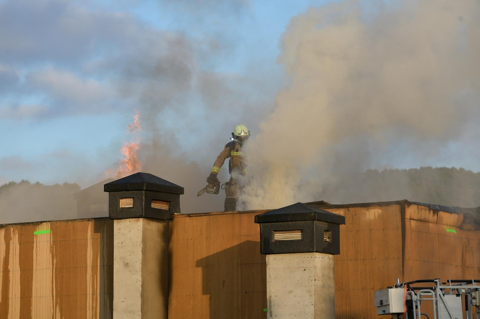 Incendio en el tejado de un edificio en Zumaia