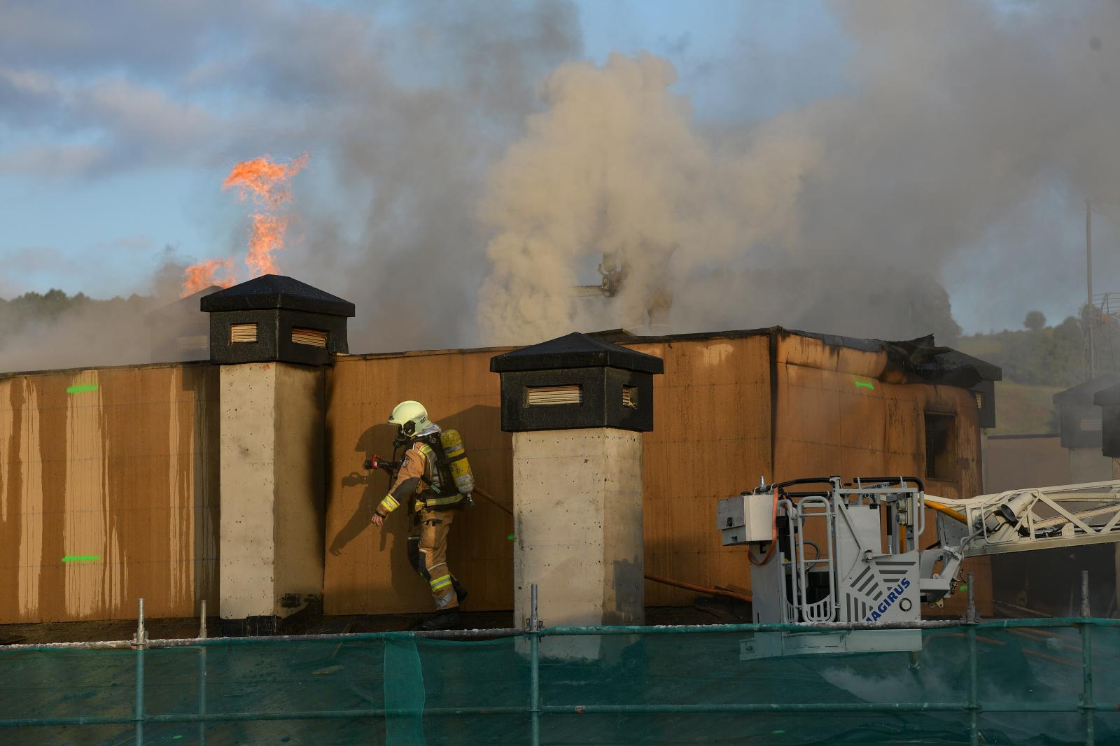 Incendio en el tejado de un edificio en Zumaia