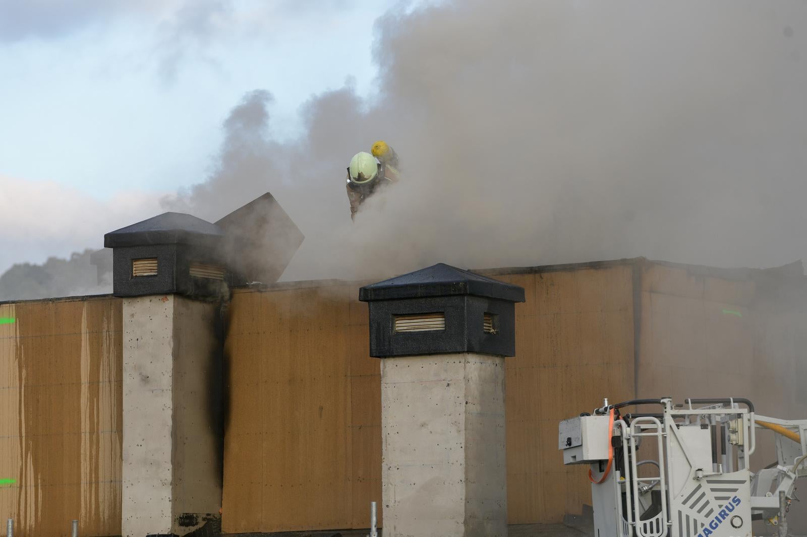 Incendio en el tejado de un edificio en Zumaia