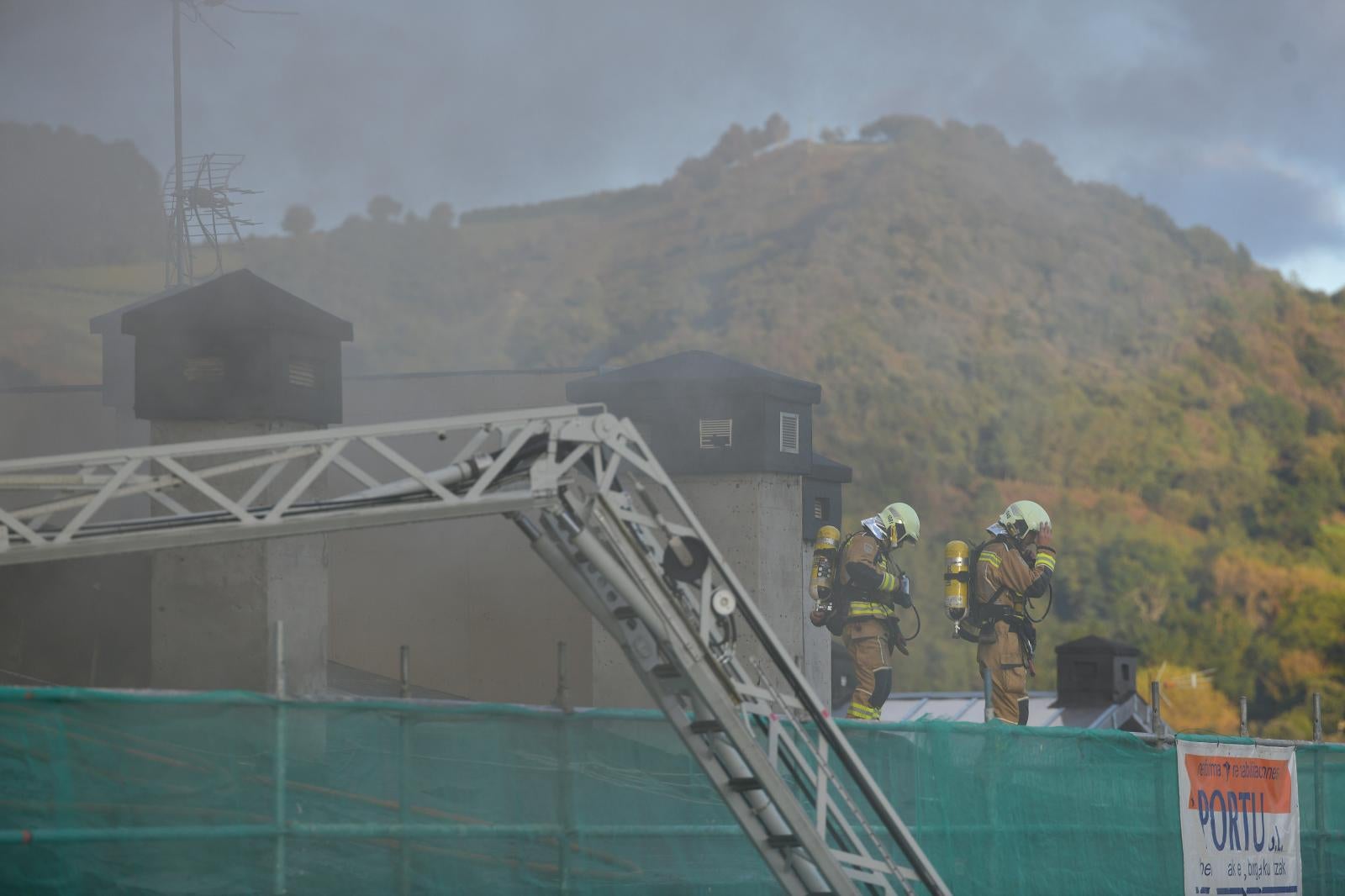 Incendio en el tejado de un edificio en Zumaia