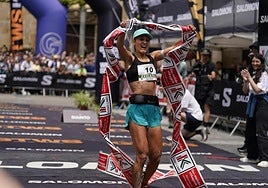 Sara Alonso a su llegada a la meta en Zegama tras ganar la prestigiosa prueba guipuzcoana.