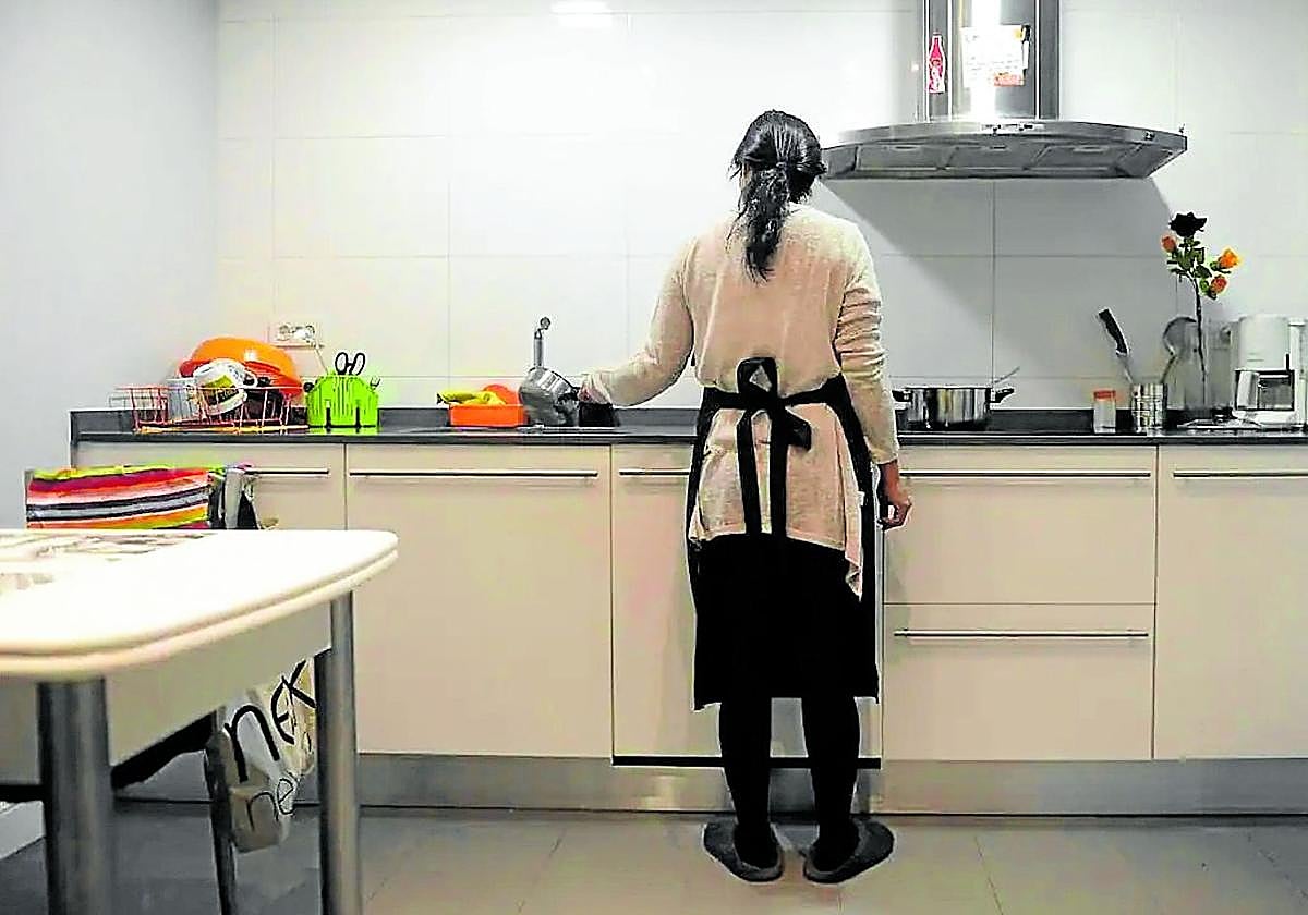 En España, el 90% de las personas que trabaja en el sector del hogar y el cuidado son mujeres y la mayoría de estas son migrantes.