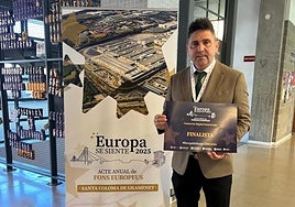 El alcalde Mikel Serrano este viernes en Santa Coloma de Gramenet, con el diploma otorgado a Zumarraga como finalista