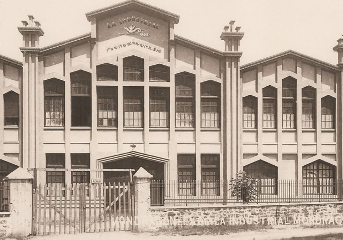 Desaparecida fachada art-decó de la cucharera, frente al hospital.