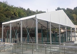 Vista de la pista de pádel con su nueva cubierta.