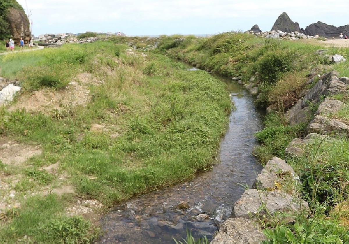 Vista de la regata de Mijoa, cuyas aguas desembocan junto a la playa de Saturraran.
