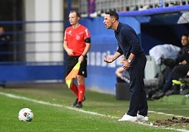 Beñat San José en el área técnica instruyendo a sus futbolistas durante el último partido liguero en Ipurua, frente al Depor.