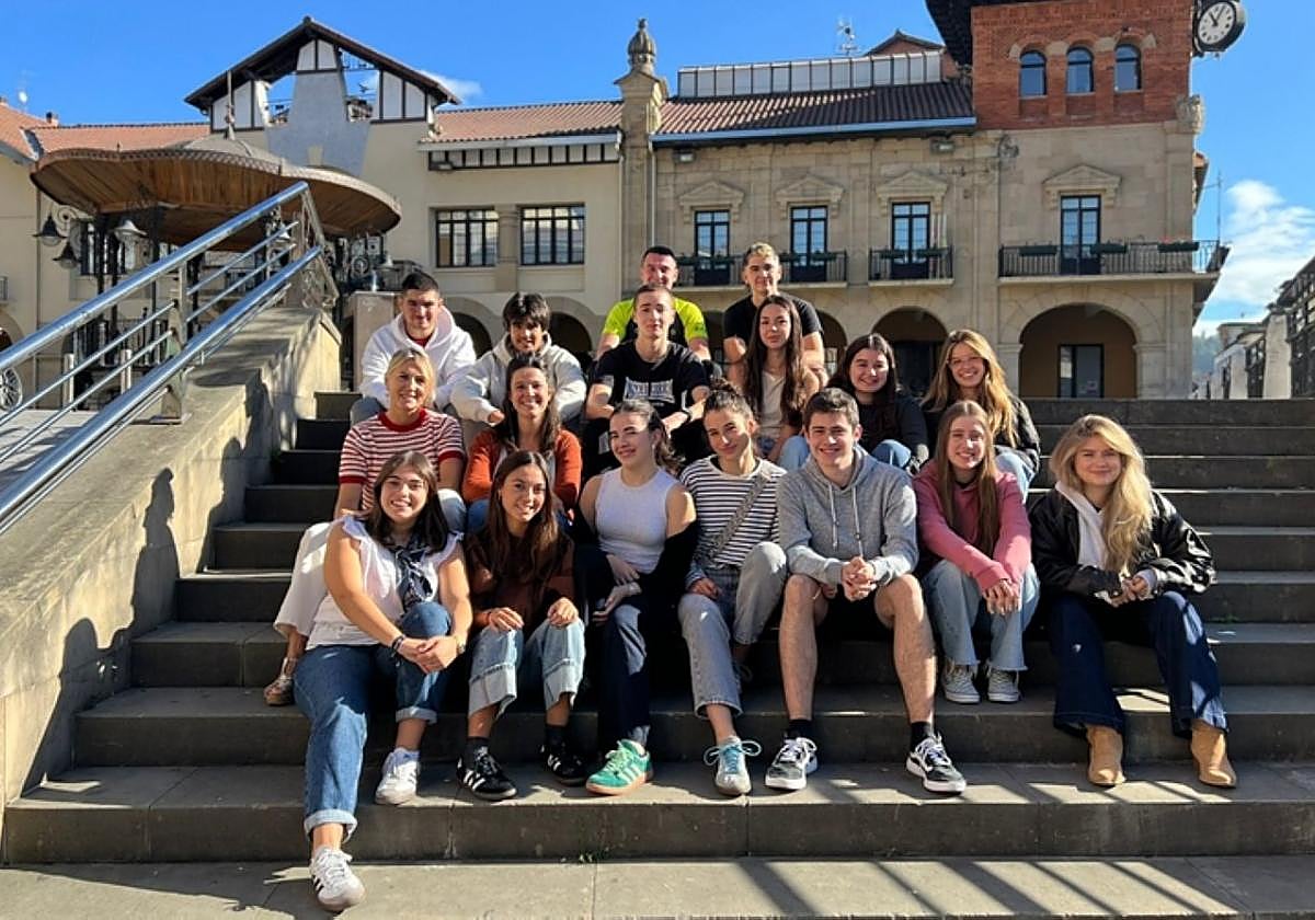 Los participantes del curso de este año, frente al ayuntamiento.