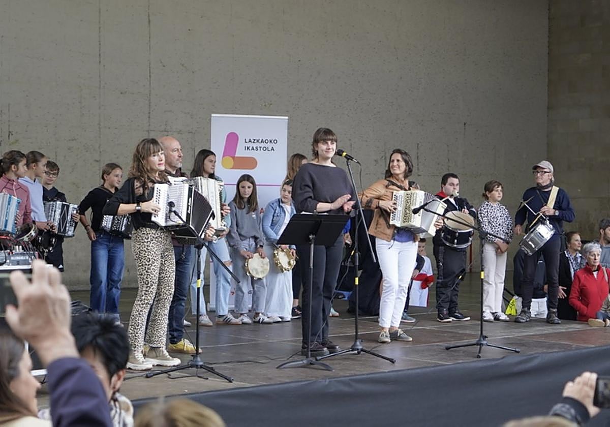 Beneditarren artxibotik abiatu zen kalejira, eta lekukoa plazara gerturatu zuten honi ongietorria egiteko.