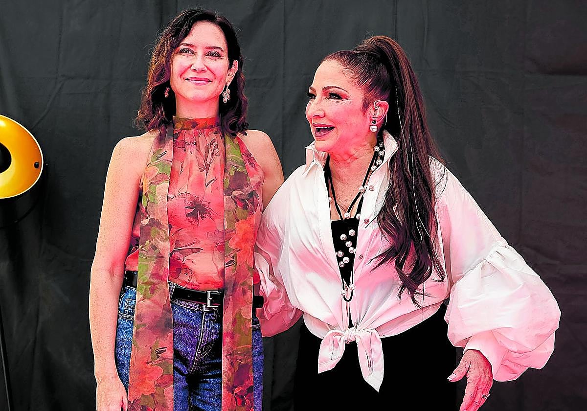 Isabel Díaz Ayuso, con Gloria Estefan, en el concierto que se celebró la semana pasada en Madrid.