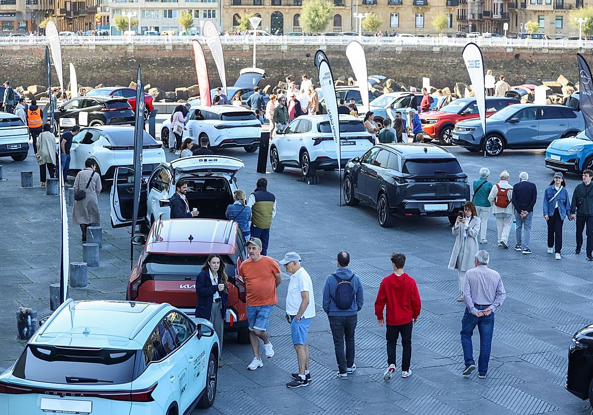 29 vehículos eléctricos expuestos y muchos conductores interesados se reunieron en exterior del Kursaal.