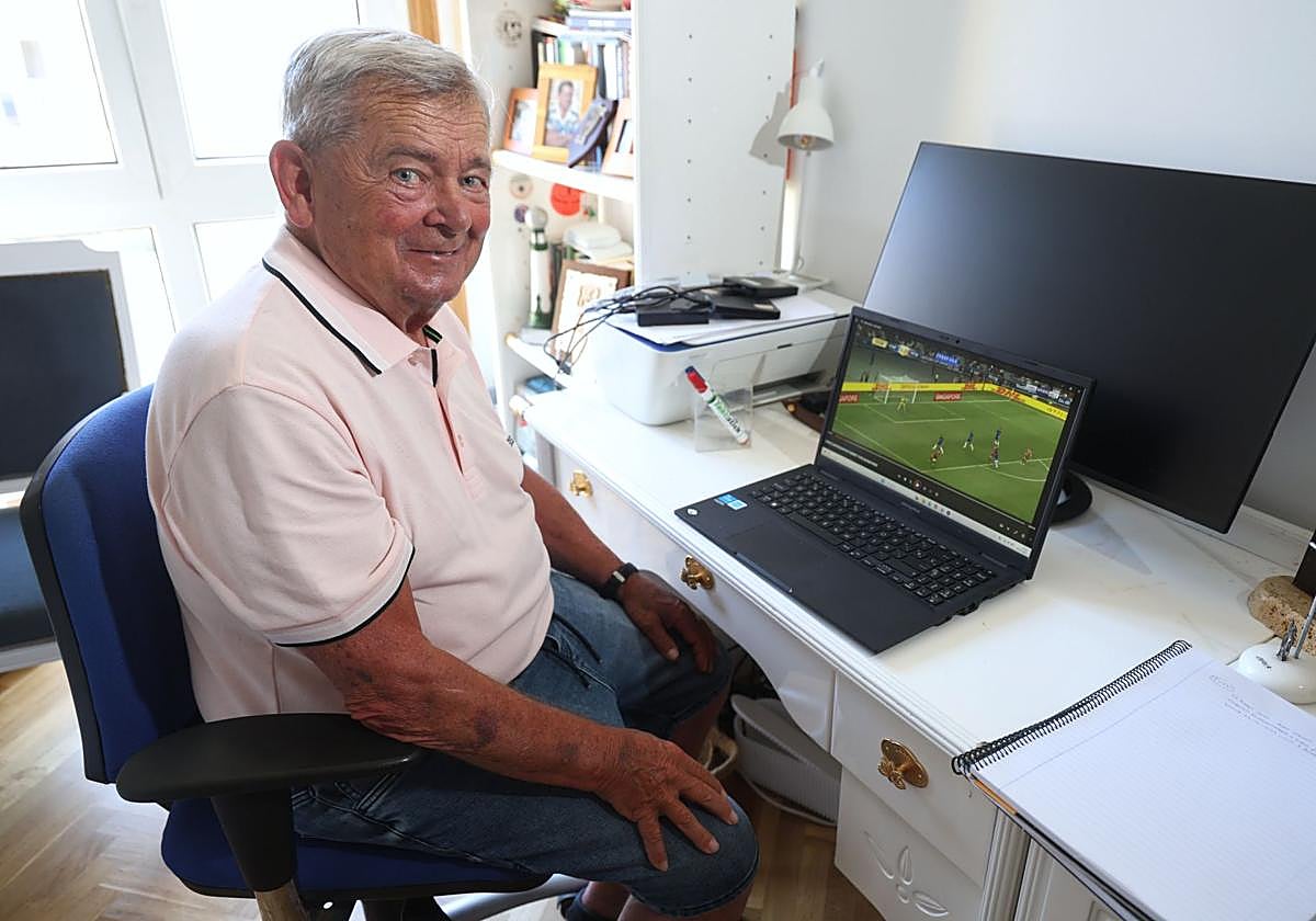 Mikel Etxarri observa un partido en el despacho de su casa.