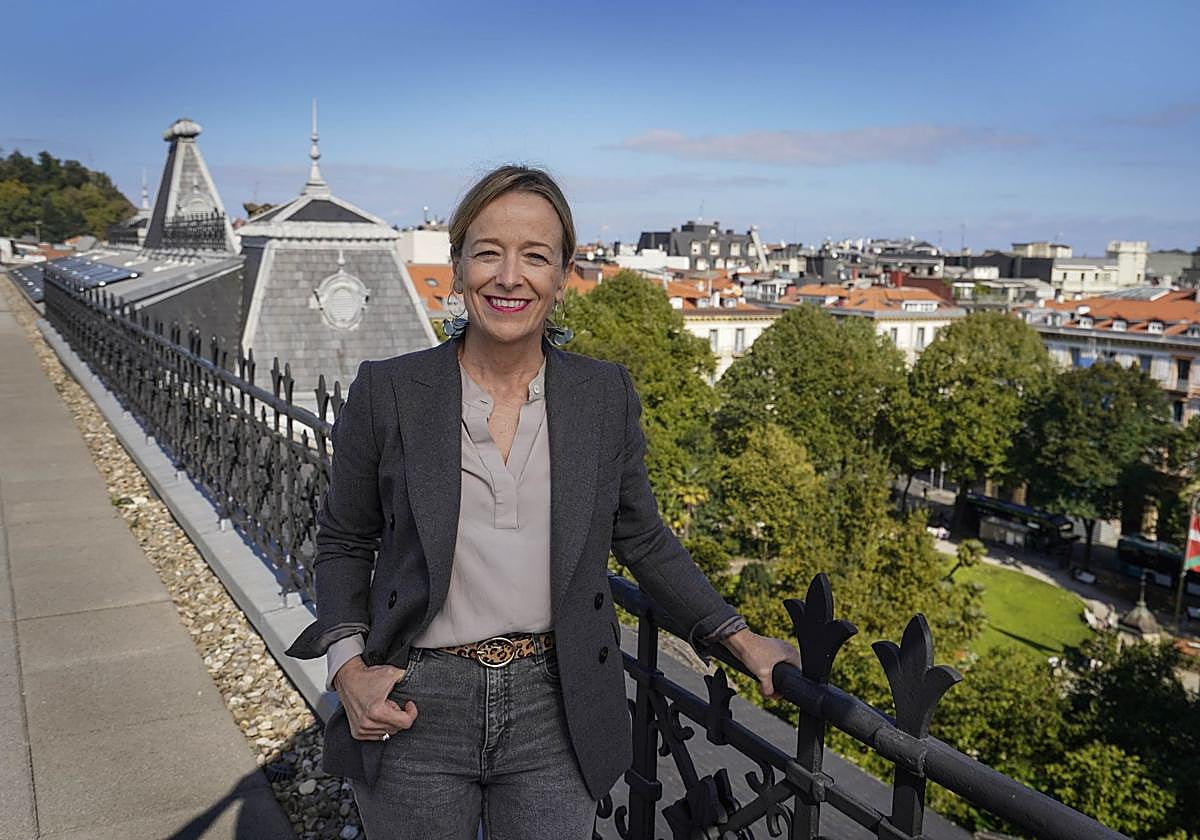 La diputada general, Eider Mendoza, posa en la azotea del edificio foral con la plaza Gipuzkoa de Donostia a su espalda.