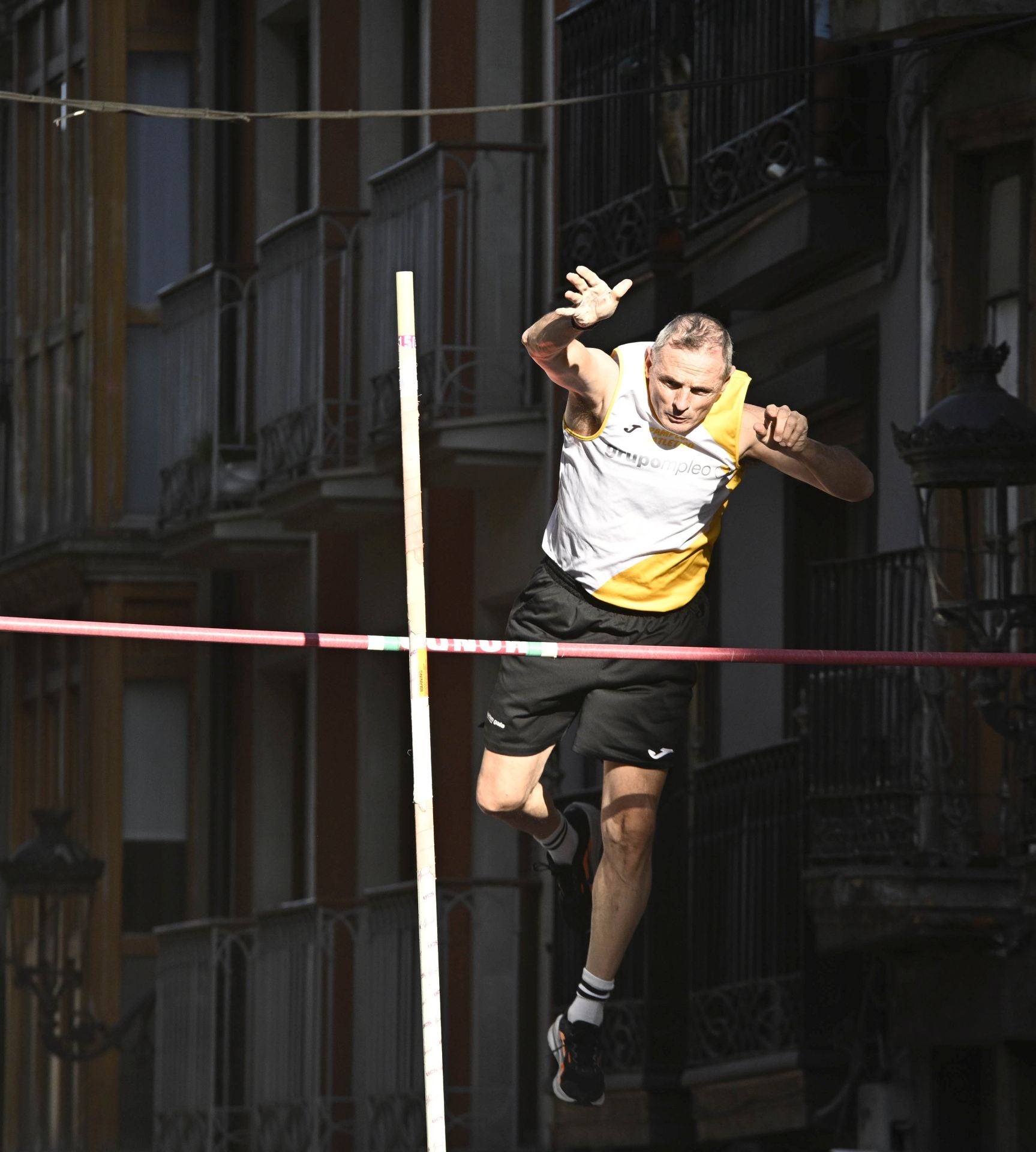 Surcando el cielo de Ordizia con la pértiga
