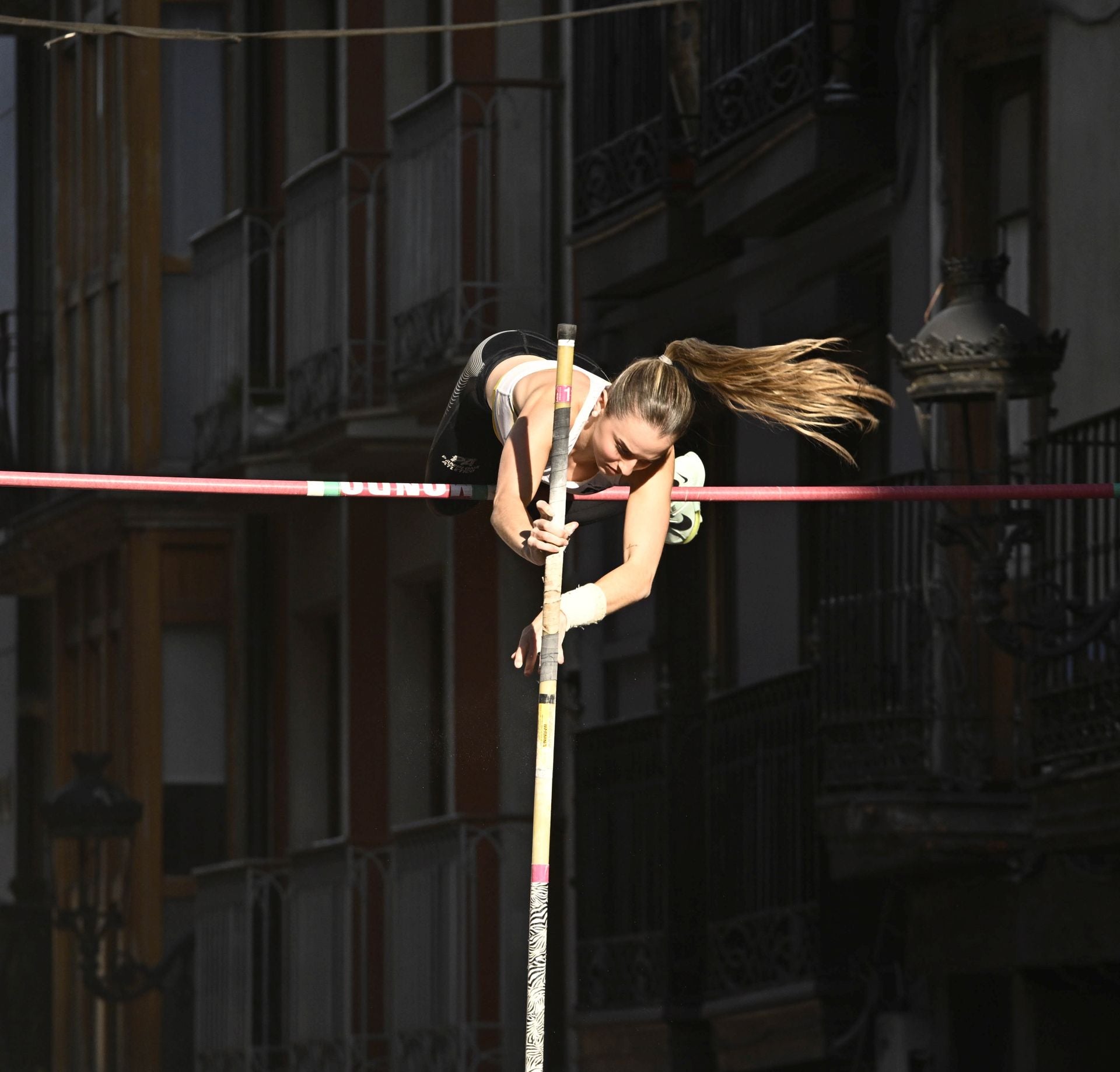 Surcando el cielo de Ordizia con la pértiga