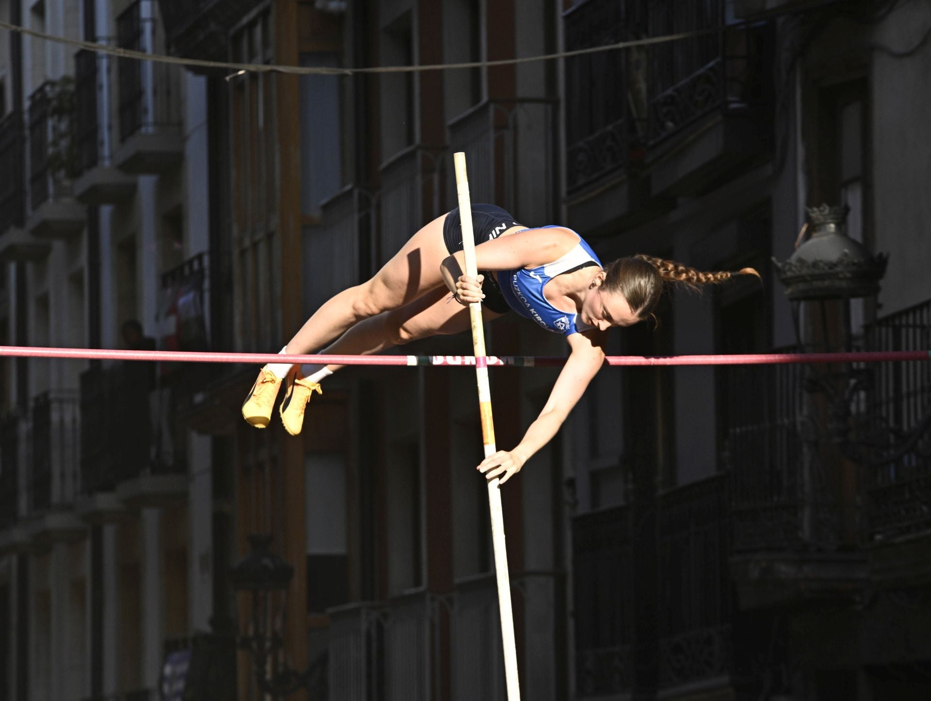 Surcando el cielo de Ordizia con la pértiga
