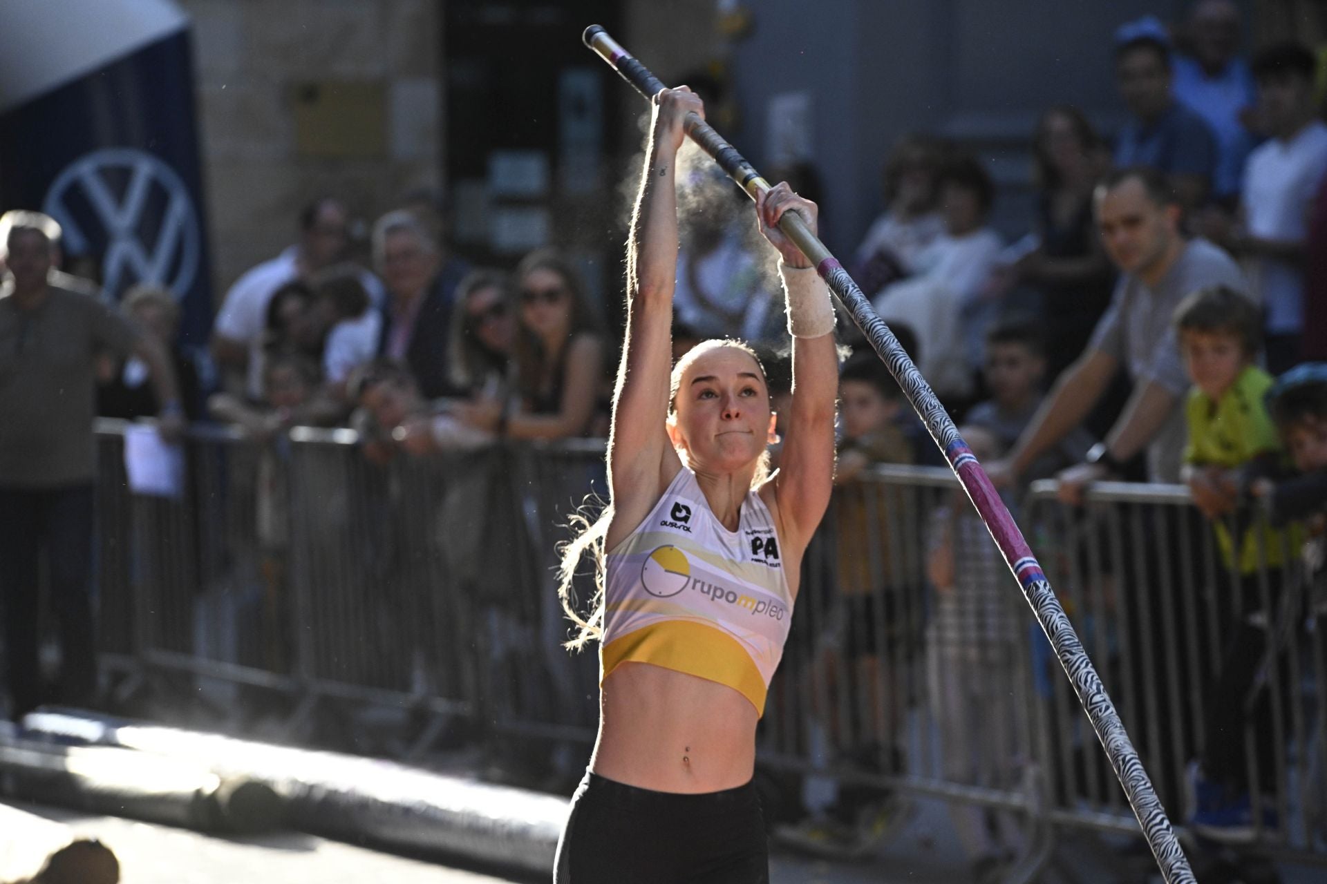 Surcando el cielo de Ordizia con la pértiga