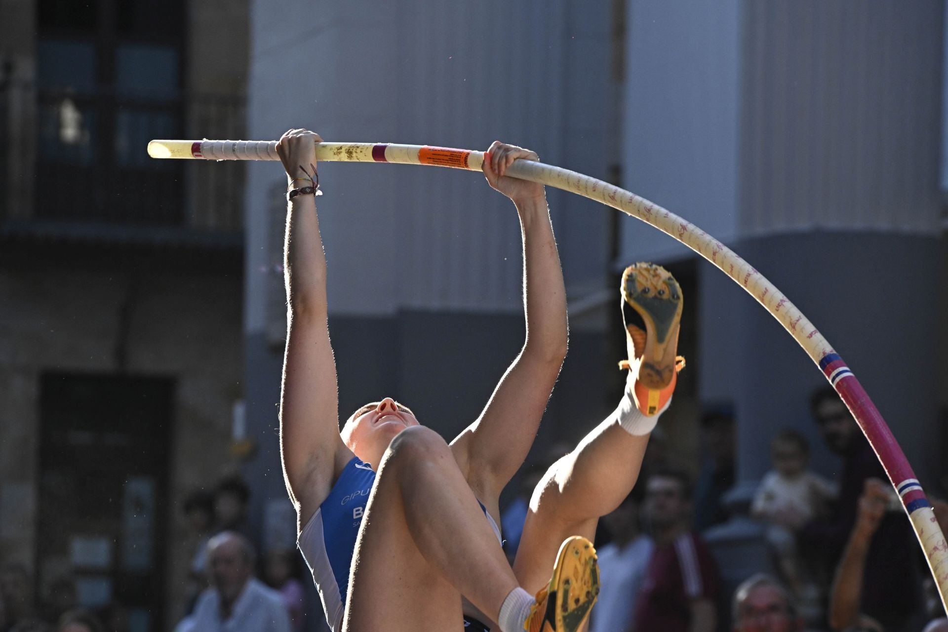 Surcando el cielo de Ordizia con la pértiga