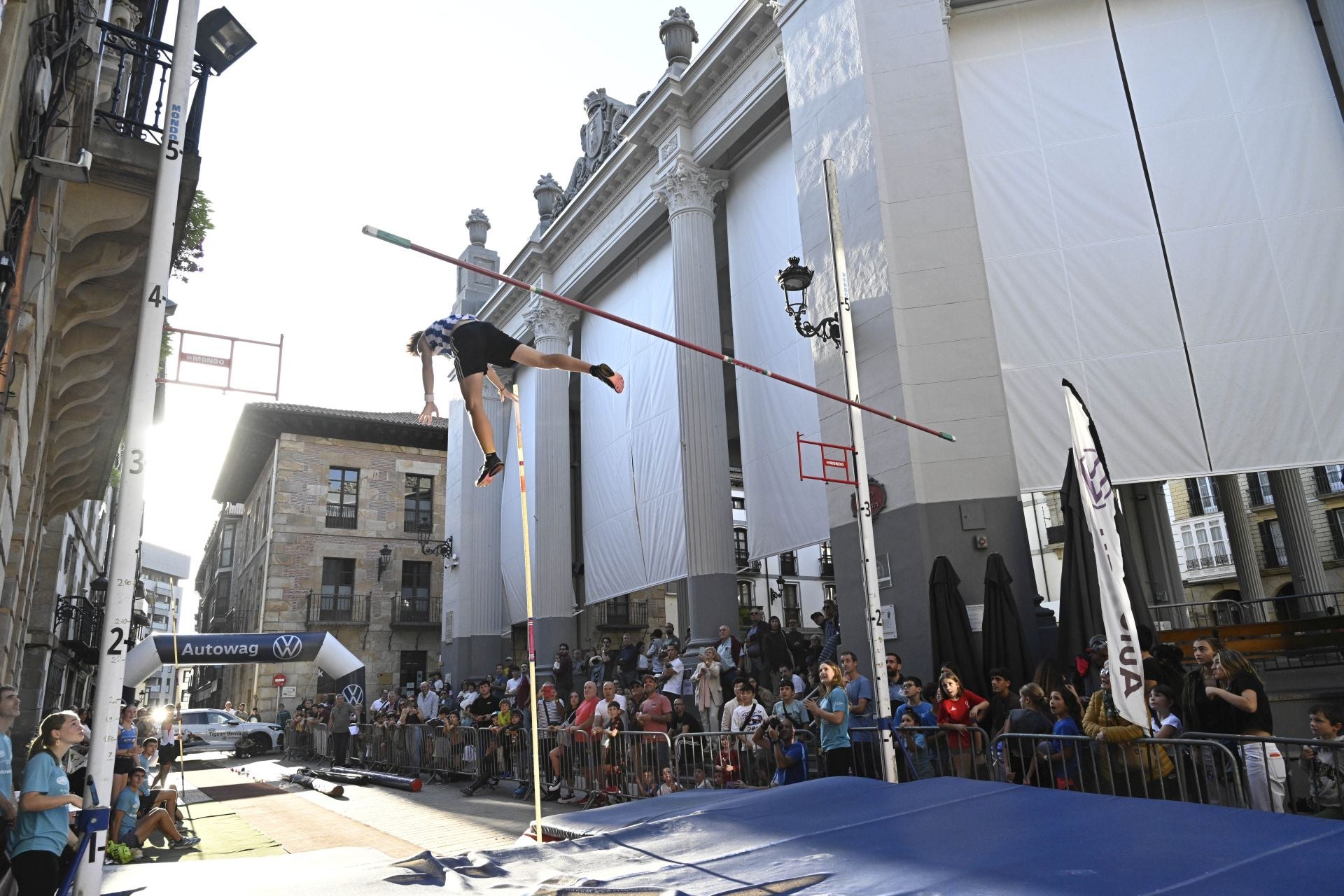 Surcando el cielo de Ordizia con la pértiga