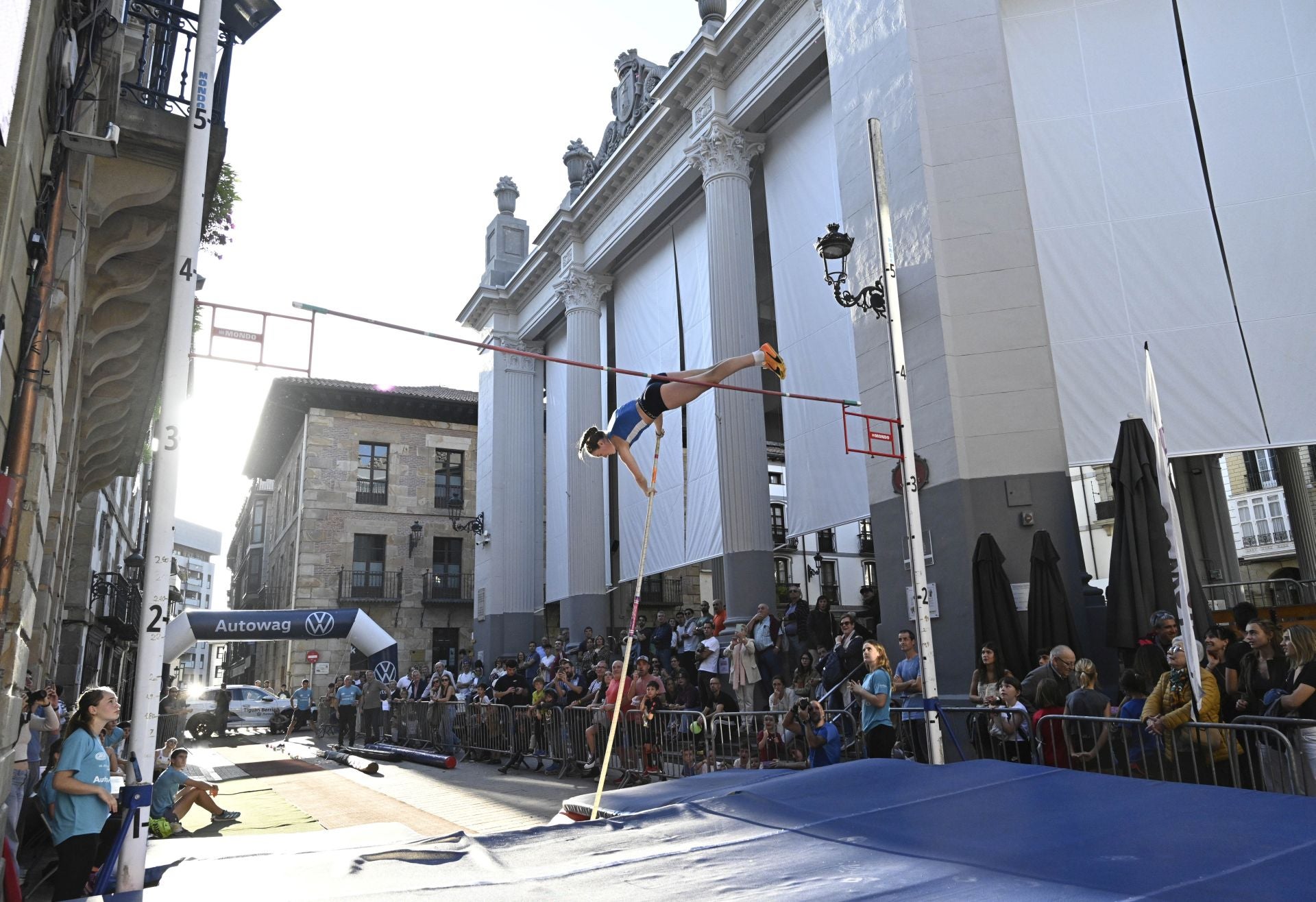 Surcando el cielo de Ordizia con la pértiga