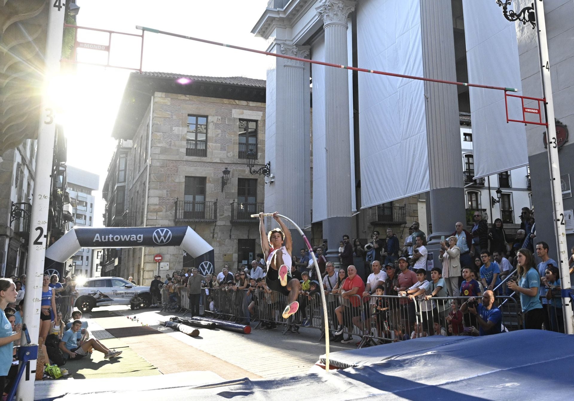 Surcando el cielo de Ordizia con la pértiga
