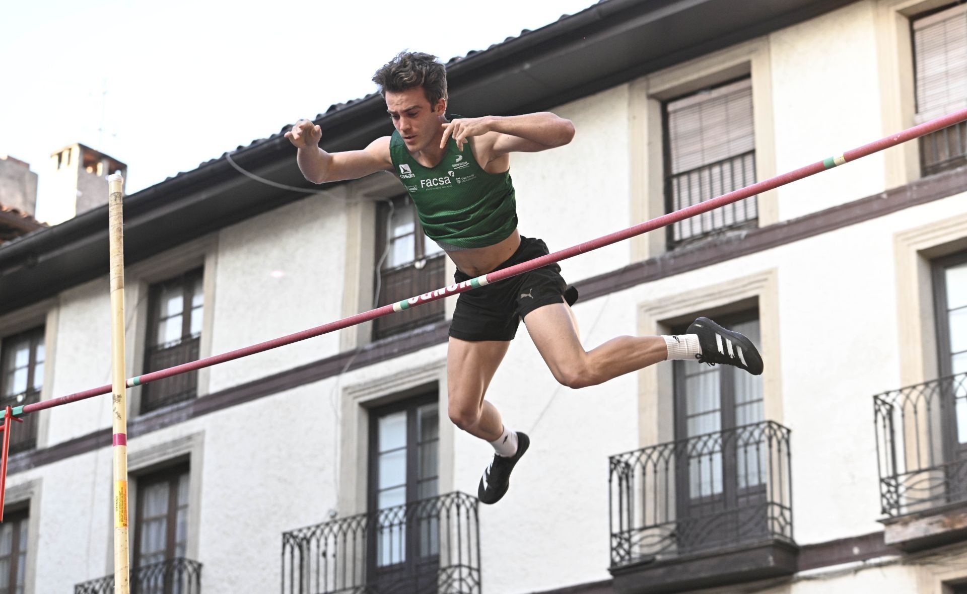 Surcando el cielo de Ordizia con la pértiga