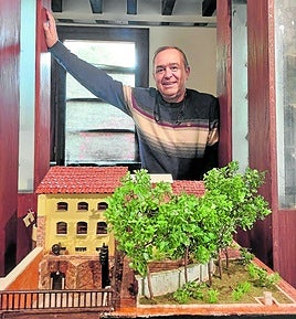 Arrillaga posa sonriente con una réplica del Molino de Fanderia en la que no falta ningún detalle.
