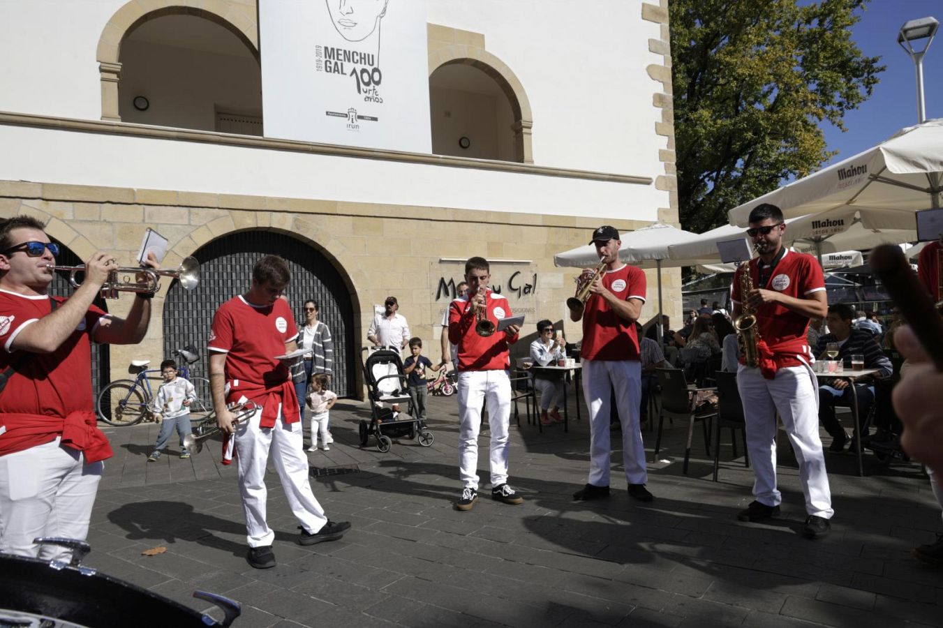 La &#039;Txaranga Topaketa&#039; pone ritmo al fin de semana en Irun