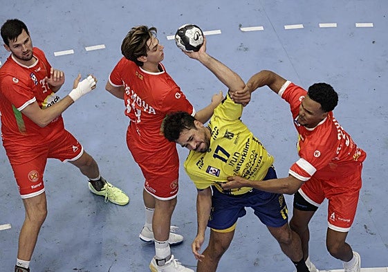 Rodrigo Salinas es parado en falta por Samuel Cordiés en la línea de seis metros.