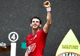 Altuna III celebra una victoria con el puño en alto.