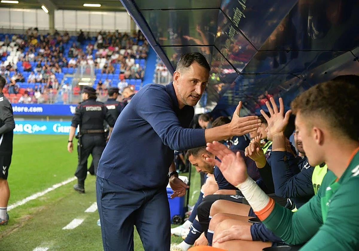 San José choca la mano con sus jugadores de banquillo en otro partido.