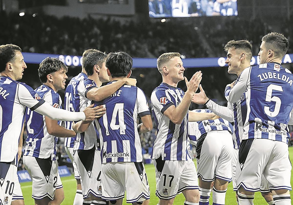 Felices. Los jugadores celebran el gol ante el Mallorca en Anoeta