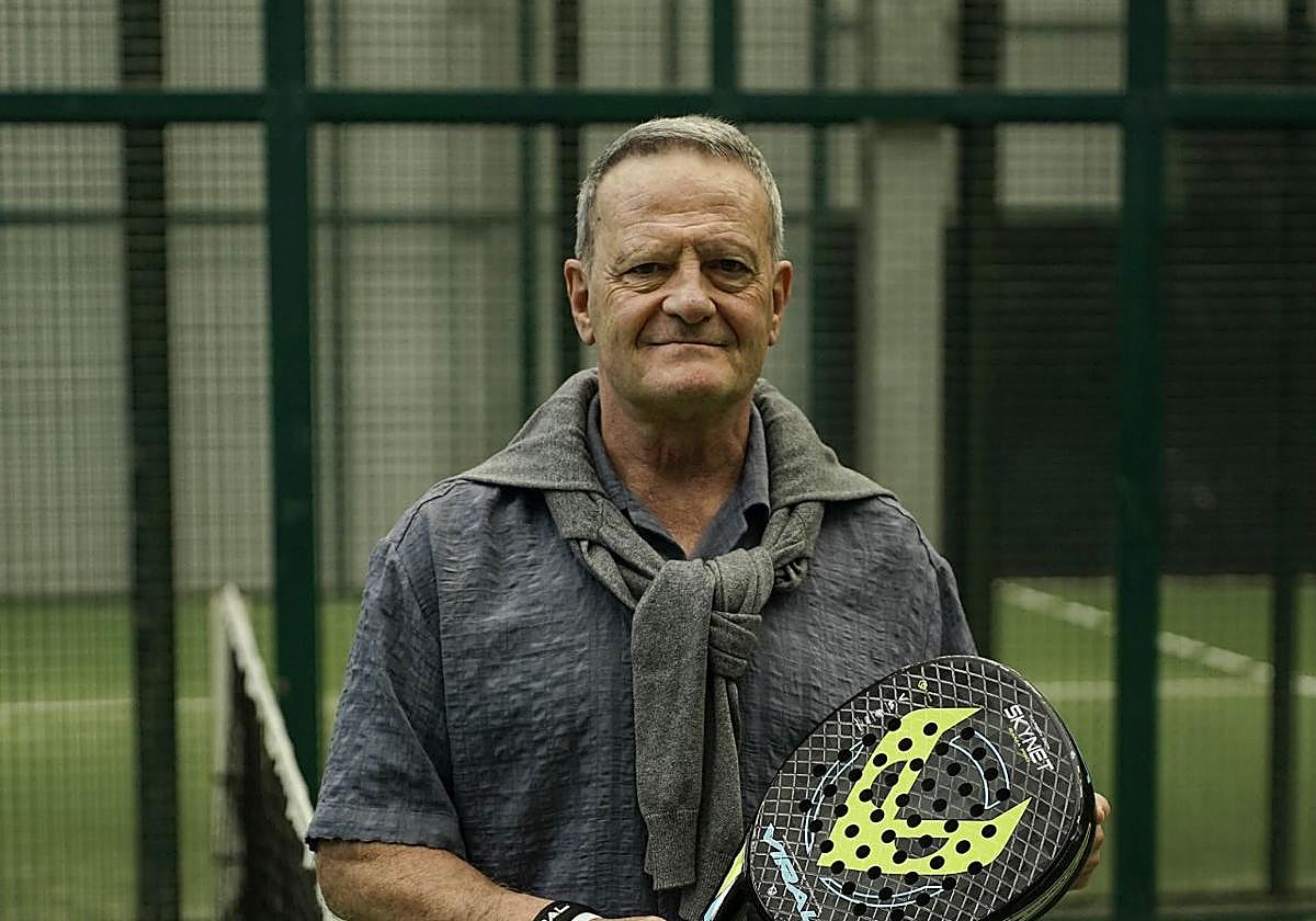 Javier Ancín, presidente de la Federación Guipuzcoana de Pádel, posa con una pala en el Club Trinkete de Ibaeta.
