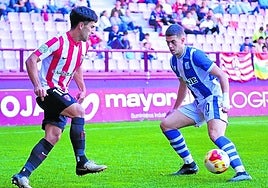 Asier Lazcano defiende una jugada liderada por Álvaro Barrero