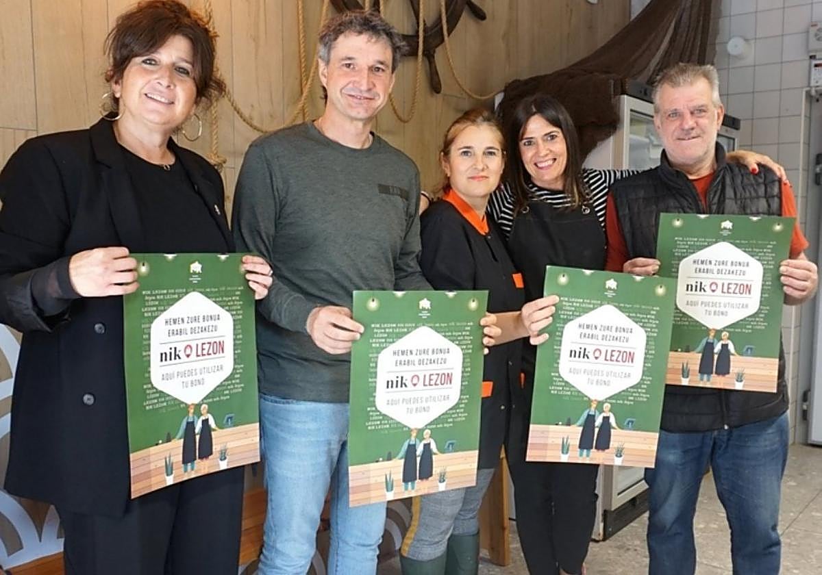 El alcalde y miembros de Lezokoak presentando la campaña.