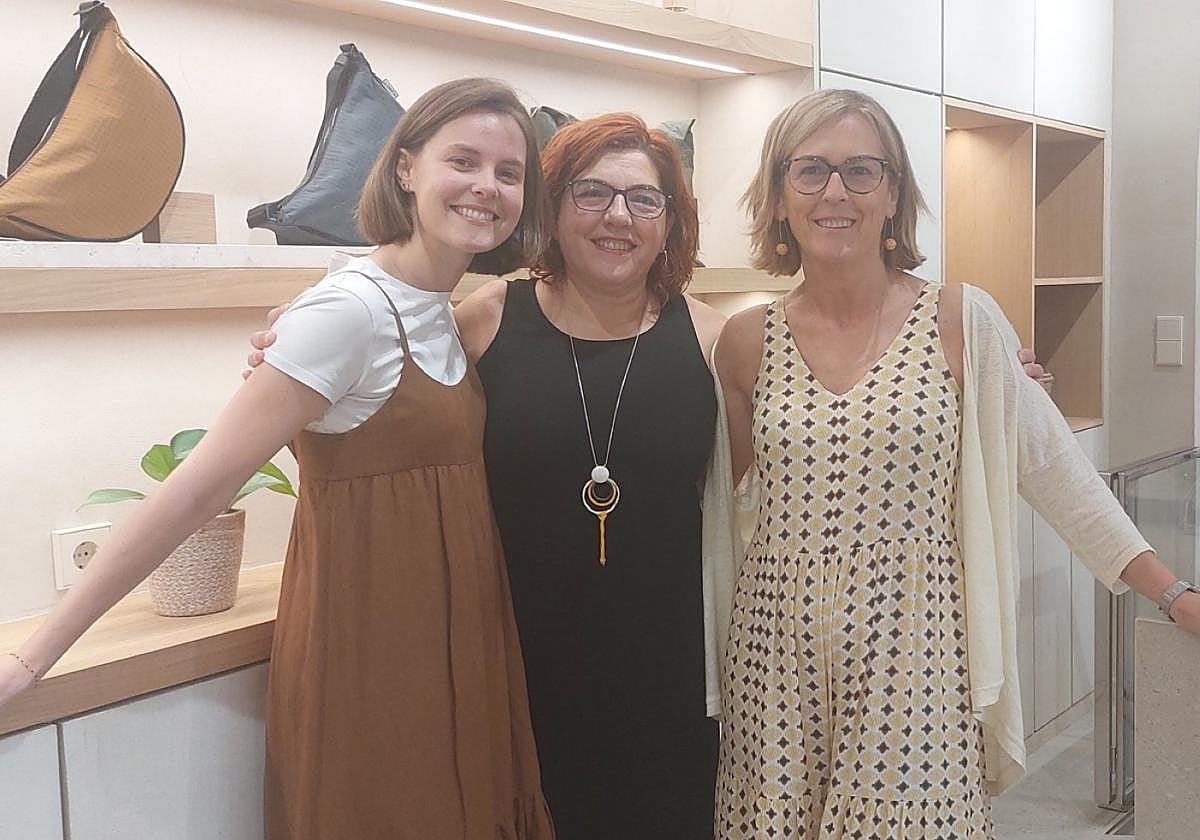 María Larrañaga Cazalis, Nandy Velázquez y Fátima Cazalis conforman el equipo de la zapatería.