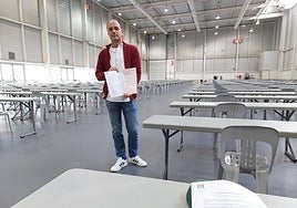 El alcalde Igor Enparan se trasladó a Ficoba con motivo de la oposición para puestos de administrativo.