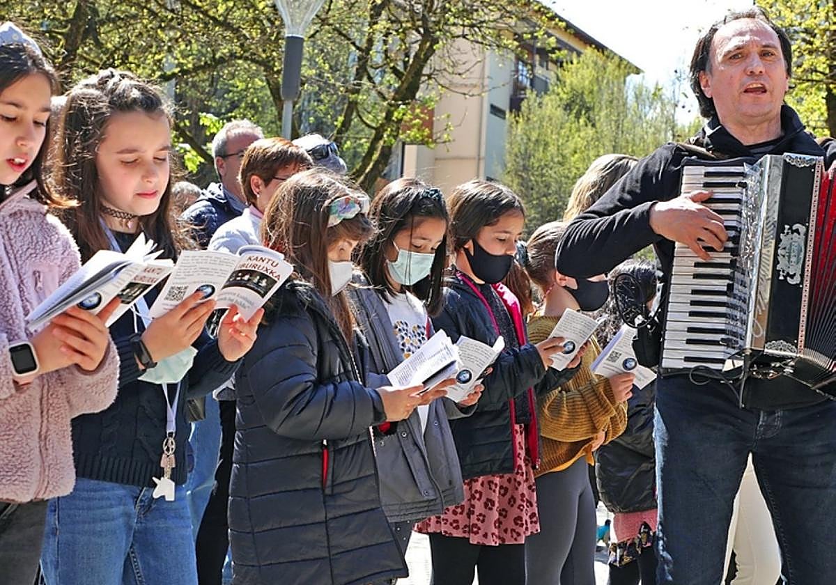 Burututako ekintza ezberdinen artean, 2001ean dantza ikuskizuna egin zuten herriko pilotalekuan eta 2022an kantu jira, besteak beste.