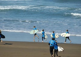 Buen tiempo y ambiente en el campeonato local de surf y bodyboard